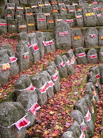 ��i���̐�̐Ε�