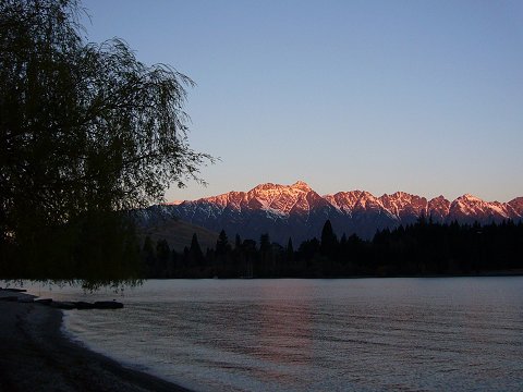 �N�C�[���Y�^�E���̗[���